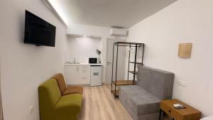 a living room with a couch and a television at Albergue EL CASTILLO in Sarria