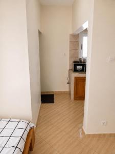 a hallway of a room with a kitchen and a room with at Villa Daoura in Niamey