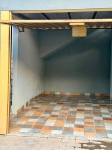 an empty room with a checkered floor at Apartamento Prates - Próx a BR 040 in Sete Lagoas