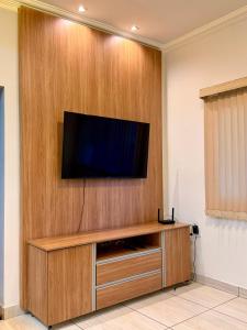 a flat screen tv on a wooden wall at Apartamento Prates - Próx a BR 040 in Sete Lagoas