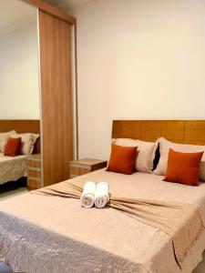 a bedroom with a bed with two towels on it at Apartamento Prates - Próx a BR 040 in Sete Lagoas