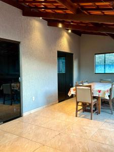 a dining room with a table and chairs at Apartamento Prates - Próx a BR 040 in Sete Lagoas