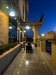 a balcony of a building with a table and chairs at سما حقل للشقق المخدومه in Al Humaizah