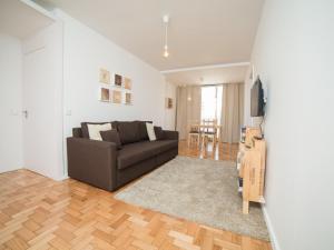 ein Wohnzimmer mit einem Sofa und einem TV in der Unterkunft OPORTO GUEST Wine Experience Flat in Porto