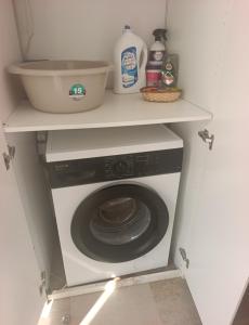 a kitchen with a washing machine on a shelf at Loft A el Ramellet in Alginet