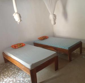 a room with two benches and a table at J'adore House in Abémé