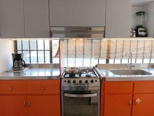 a kitchen with a stove and a sink at Apartaestudio amoblado Aeropuerto PIMSA bombona in Malambo