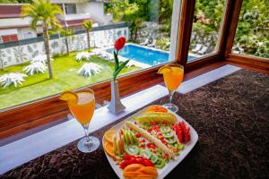 a plate of food and two glasses of orange juice at Green Moringa Termal Hotel in Termal
