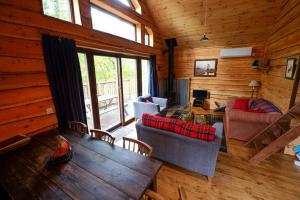 Ruang duduk di Loch Aweside Forest Cabins