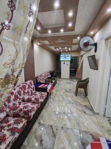 a living room with couches and a flat screen tv at لؤلؤة البحر in Alexandria
