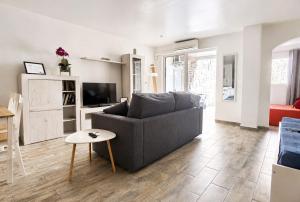 a living room with a couch and a table at Beachsunset apartamento para estancias temporales in Tacoronte
