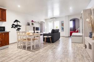 a kitchen and living room with a table and chairs at Beachsunset apartamento para estancias temporales in Tacoronte