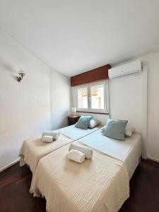 two beds sitting next to each other in a room at Cascais Historic Villa in Cascais