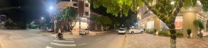a city street at night with cars parked at Doge Hotel in Quảng Ngãi