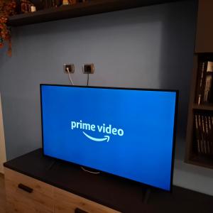 a tv screen with the name of prime video on it at Casa Magenta Appartamento con giardino e bbq ad Asti in Asti