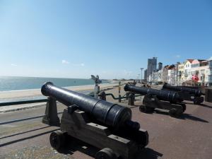 a row of cannons on the side of a beach at Hotel De Ruyter in Vlissingen