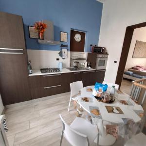 a kitchen and dining room with a table and chairs at Casa Magenta Appartamento con giardino e bbq ad Asti in Asti
