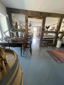 a room with a desk and a room with a bed at Winnica Bursztynowa in Możdżanowo
