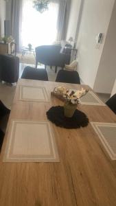 a room with a wooden table with a table sidx sidx at Paseo Cibeles departamento in Villa Carlos Paz