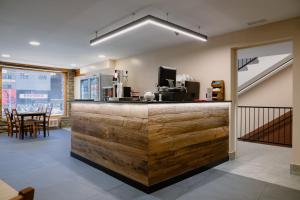 a lobby with a wooden bar with a dining room at Cal Ruiz in Pas de la Casa