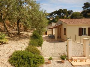 a house with a fence and a yard with plants at Les Cigales du Ventoux in Le Barroux
