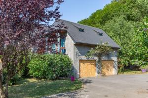 a house with a garage in a yard at Gîte Viscos - L'escapade en famille l Ô Domaine de Geu in Geu