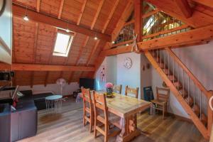 a dining room and living room with a wooden ceiling at Gîte Viscos - L'escapade en famille l Ô Domaine de Geu in Geu