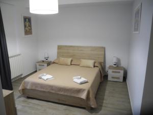 a bedroom with a bed with two towels on it at "O Funnucu Baruni" in Giarre