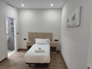 En eller flere senge i et værelse på Hotel Melilla Centro