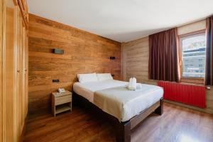 a bedroom with a large bed and a window at Cal Ruiz in Pas de la Casa +34 photos