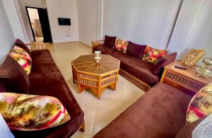 a living room with couches and a coffee table at Appartement À Martil in Martil
