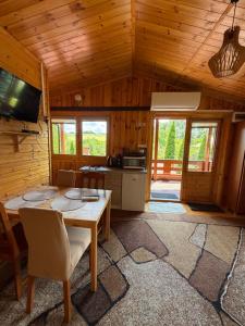 a dining room with a table and chairs in a cabin at Domki pod Brzozą in Czarnocin