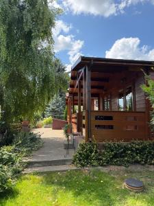 a log cabin with a pathway leading to the front door at Domki pod Brzozą in Czarnocin