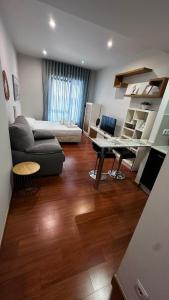 a living room with a couch and a desk in it at Apartamento Cúrcuma - Vigo Centro in Vigo +45 photos