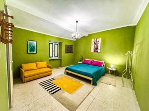 a green bedroom with a bed and a couch at Wayra Glider Norma Centro in Norma