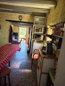 a room with a kitchen and a table in a room at Petit cocon in Laignes