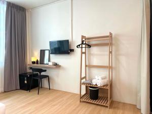 a room with a room with a desk and a shelf at April Ari-Saphankhwai in Bangkok +54 photos