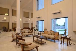 a large living room with couches and chairs at Hari Bagh Jawai in Bijāpur