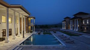 a swimming pool in the middle of a building at Hari Bagh Jawai in Bijāpur