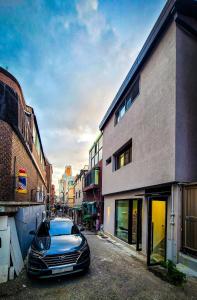a car parked in a parking lot next to a building at 호텔느릿 in Seoul