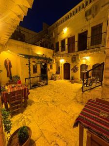 an empty courtyard of an old building at night at Ayataç Konak Otel in Urfa