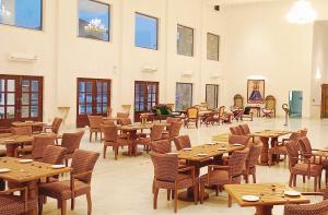 a large room with wooden tables and chairs at Hari Bagh Jawai in Bijāpur +35 photos