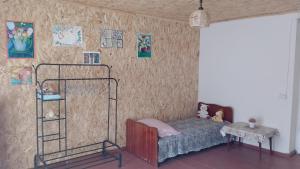 a bedroom with a bed and a wall at Shios kari in Glola