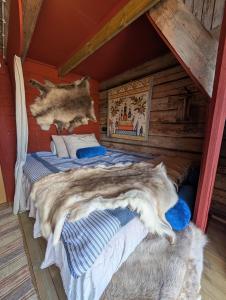a bed in a log cabin bedroom with a bed sqor at Kolsta Gård 