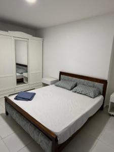a bedroom with a bed and a dresser at Résidence assia in Jijel