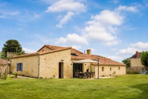 an old stone house with a grass yard at La borderie de Beauregard in Treize-Vents