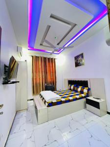 a room with a bed and a tv in it at Residence ADN Walo in Richard Toll