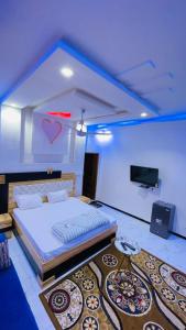 a bedroom with a large bed and a tv at Residence ADN Walo in Richard Toll