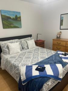 a bedroom with a bed with a blue and white blanket at Condo DidiPier in La Tuque