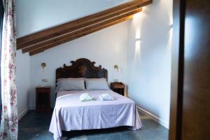 a bedroom with a bed with two towels on it at Casa Loma Manolo in Molinaseca